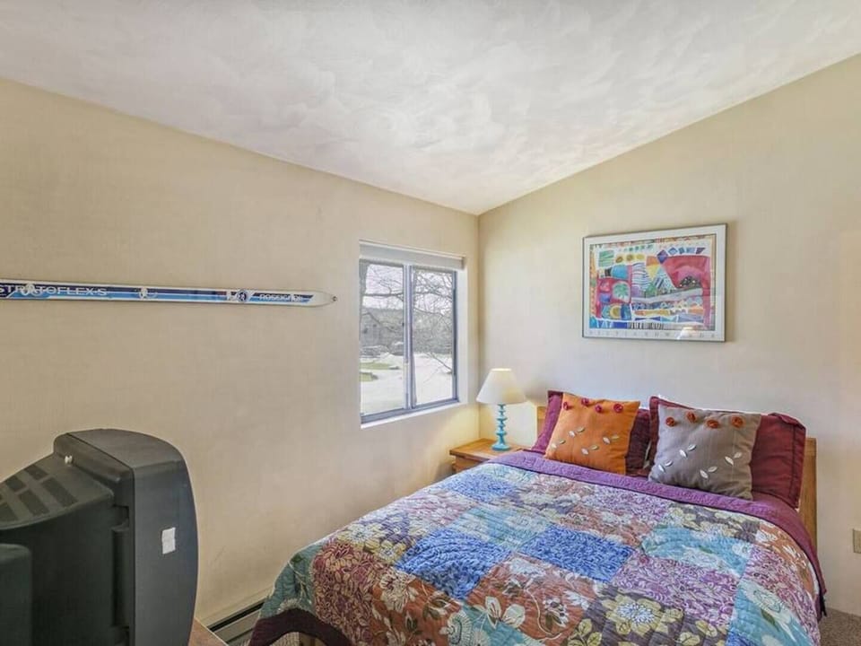 Guest Bedroom - Queen Bed