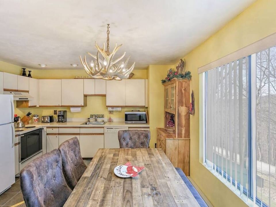 Dining Area/Kitchen
