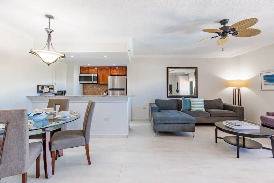 Comfortable &amp; spacious living &amp; entertainment room