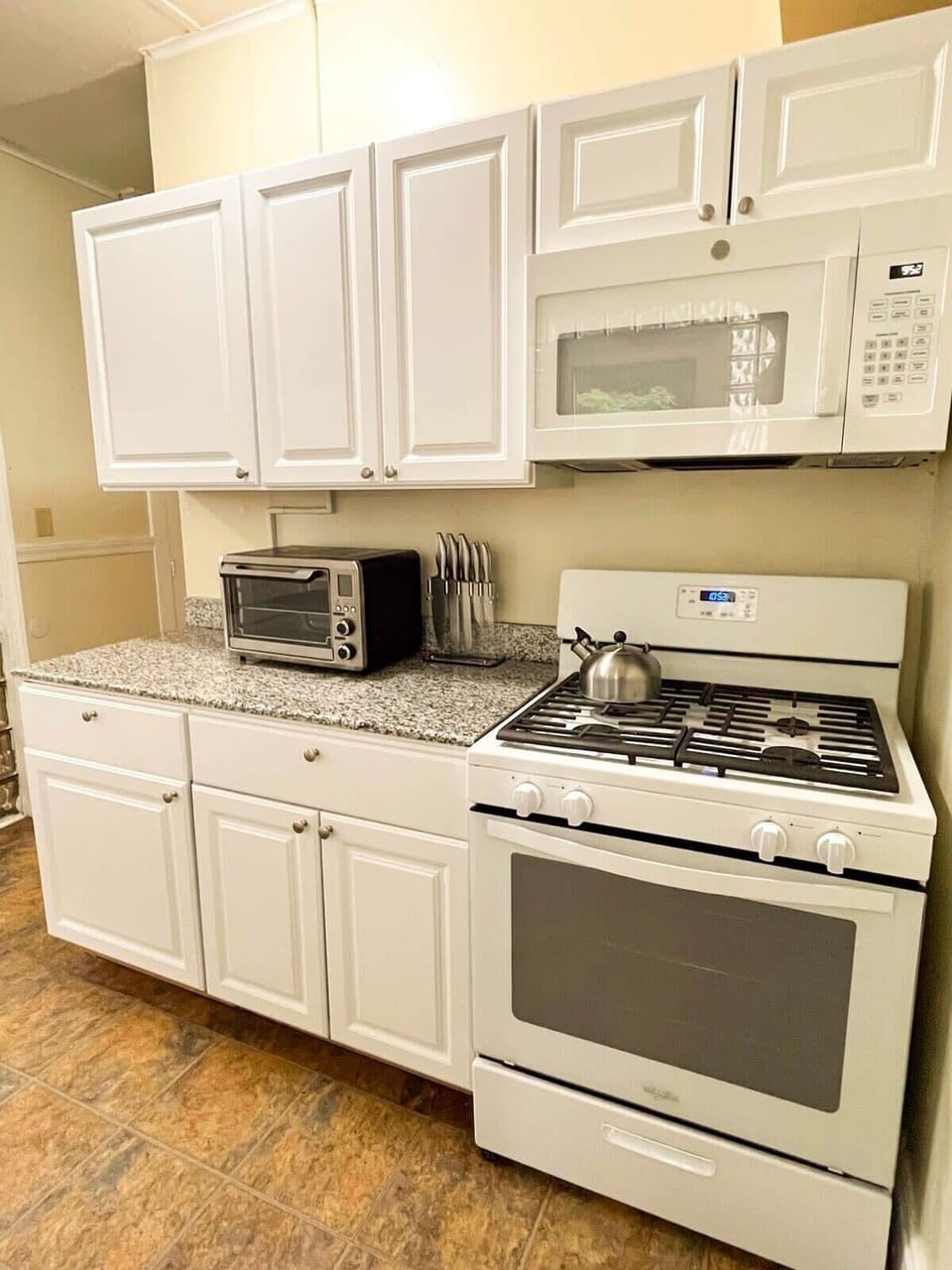 Fully equipped kitchen, with a toaster, drip coffee pot and all cooking utensils. 