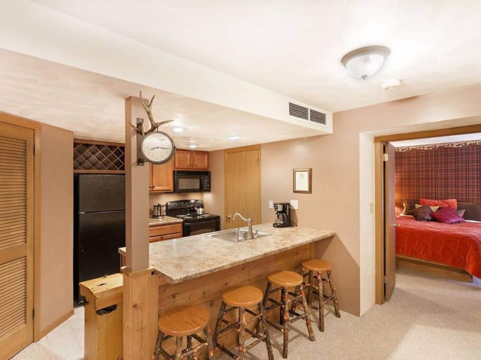 Kitchen w/Additional Peninsula Seating