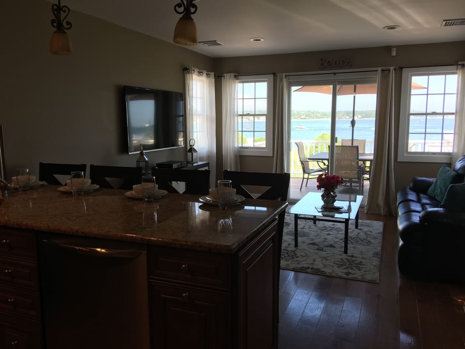 Open floor plan- kitchen, livingroom, back deck