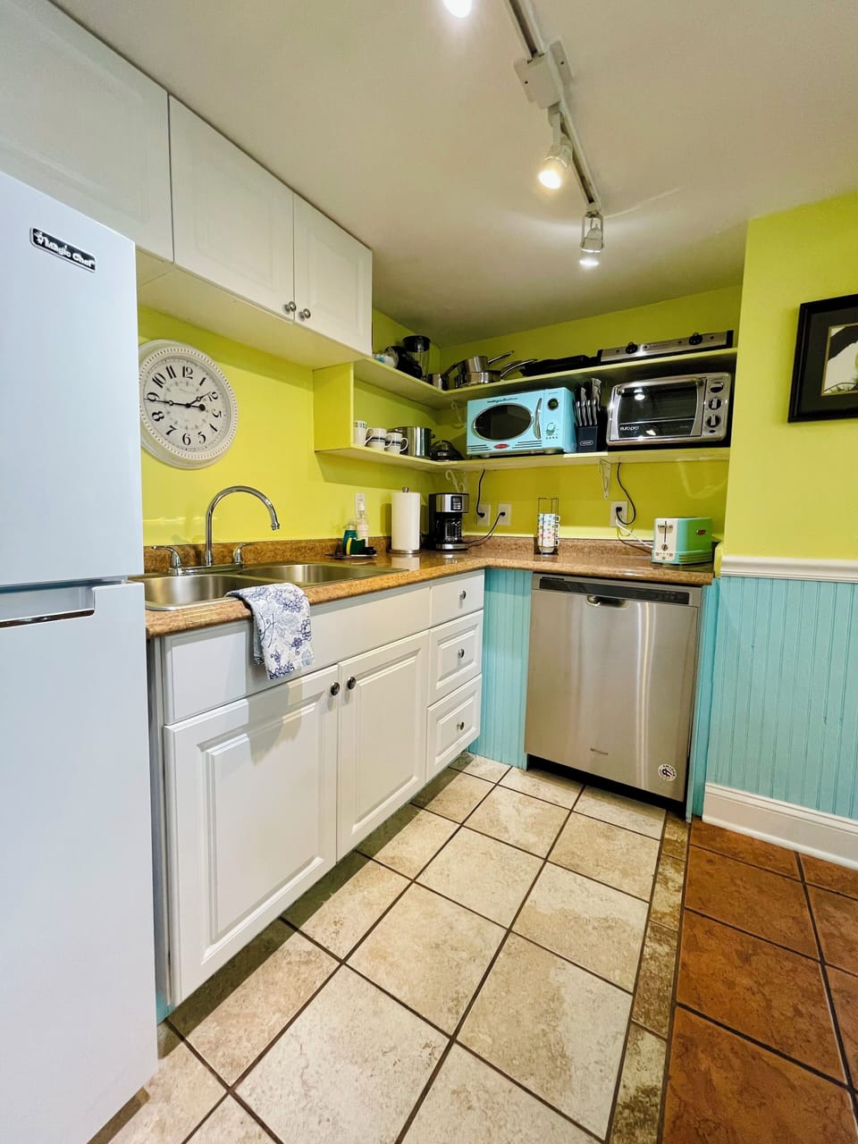 Kitchennette w/ most essentials provided.