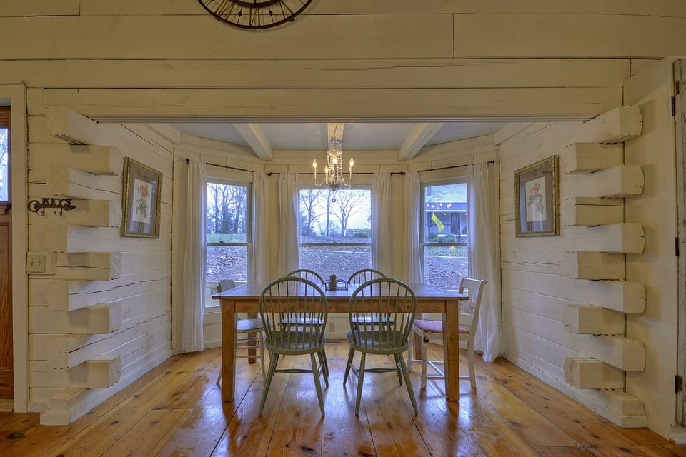 Dinning area with seating for six