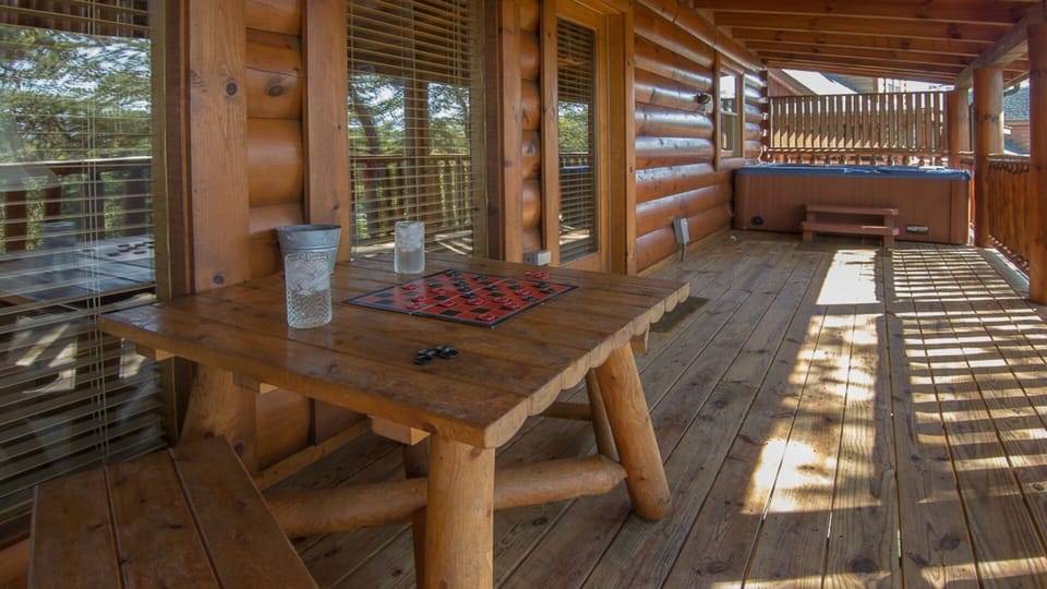 Deck,Private Hot Tub,Picnic Table 