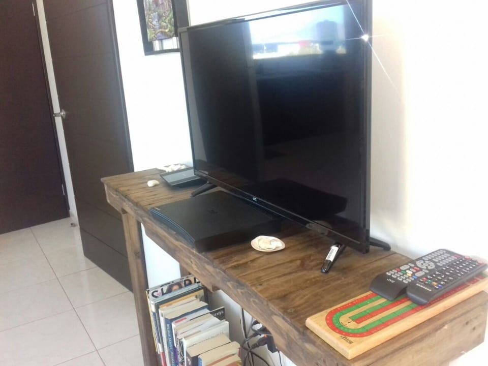 Smart tv with dvd player. Great wifi. 