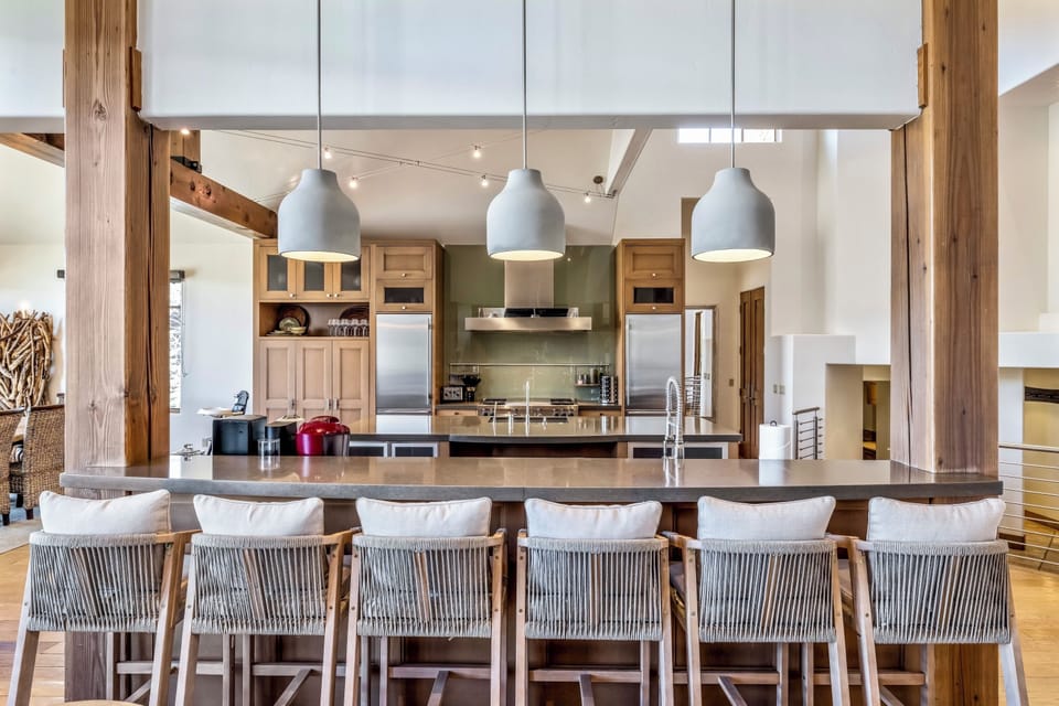 Chefs Kitchen! Wolf Appliances, 2 refrigerators, 2 dishwashers, fully stocked!