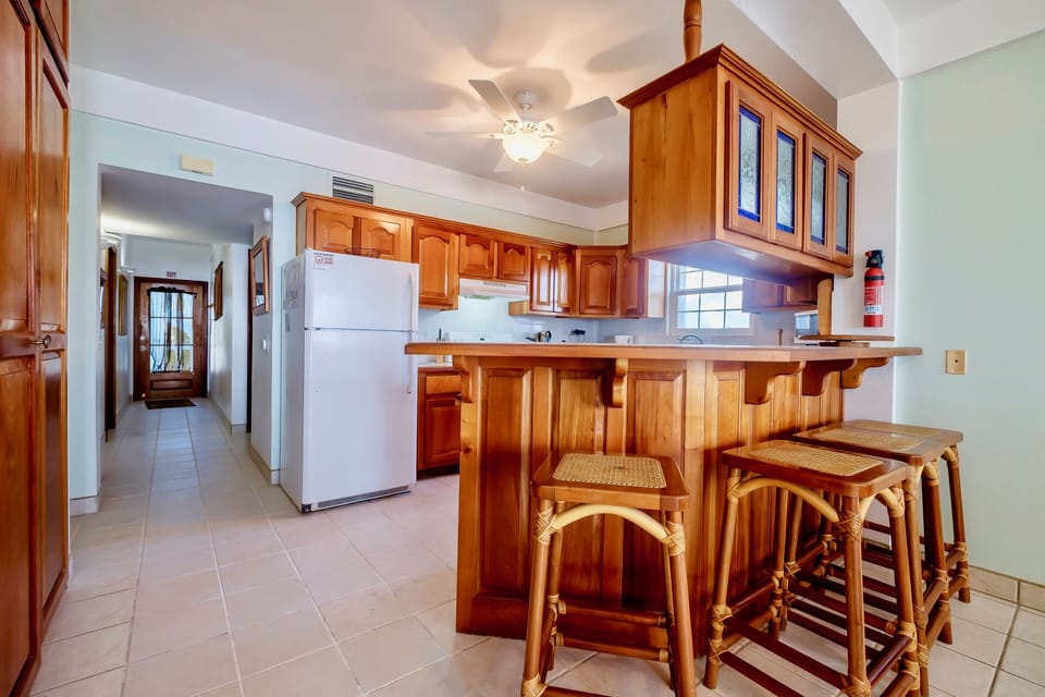 Fully equipped kitchen with counter seating