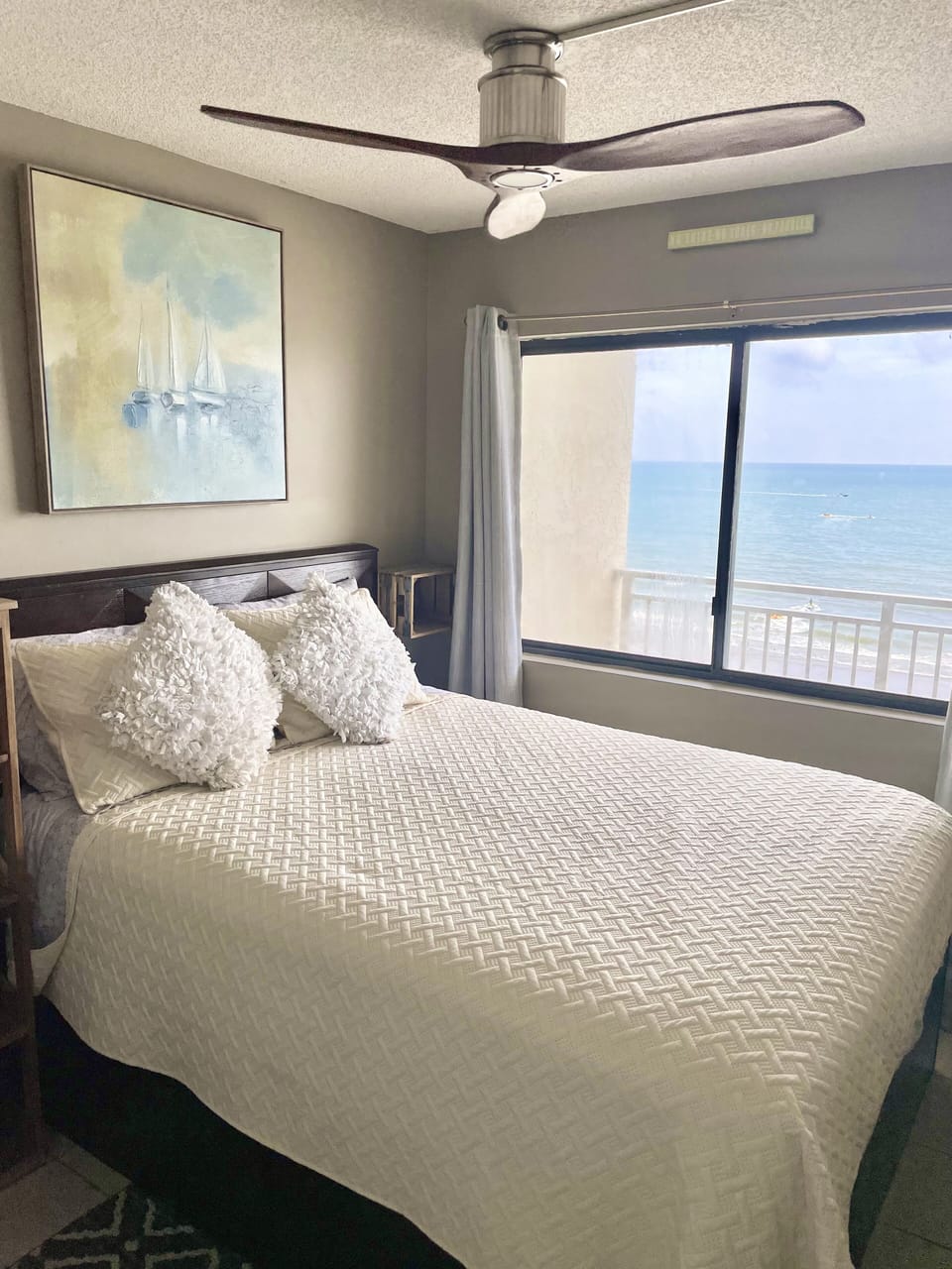 Master bedroom + private bath. Queen size bed, quiet ceiling fan and RoKu TV 