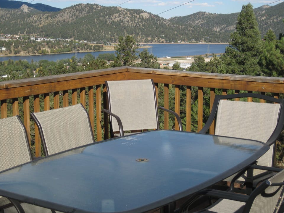 Huge Deck overlooking Lake Estes, Patio Table, Loungers, & Chairs