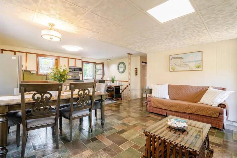 Large open floor plan, 65 in smart TV. Computer desk with wireless printer