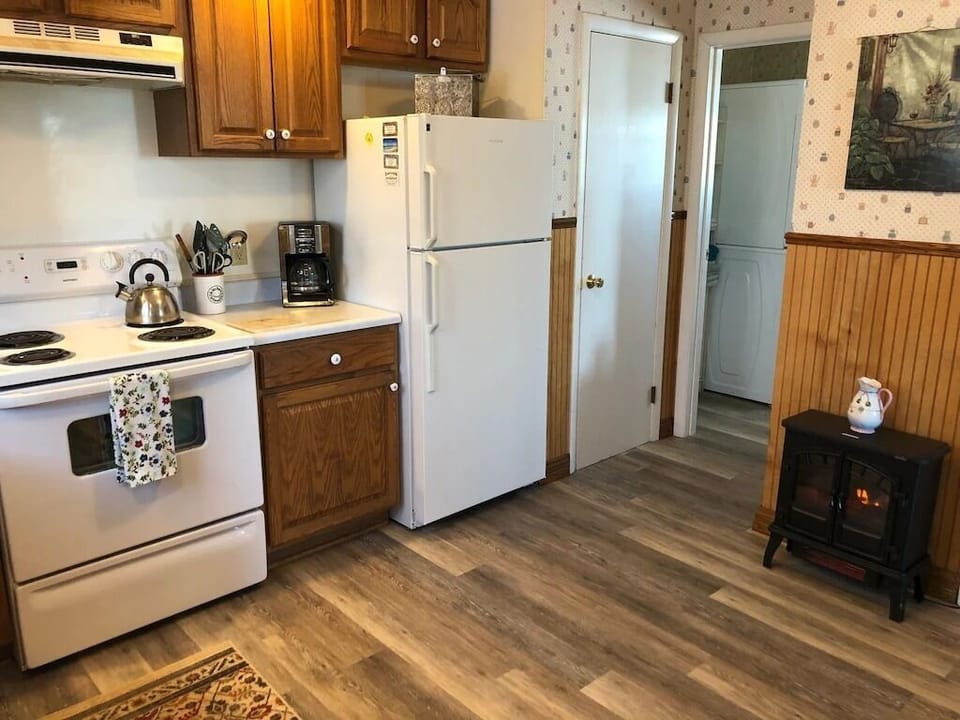 37 - Kitchen towards bathroom_27_11zon