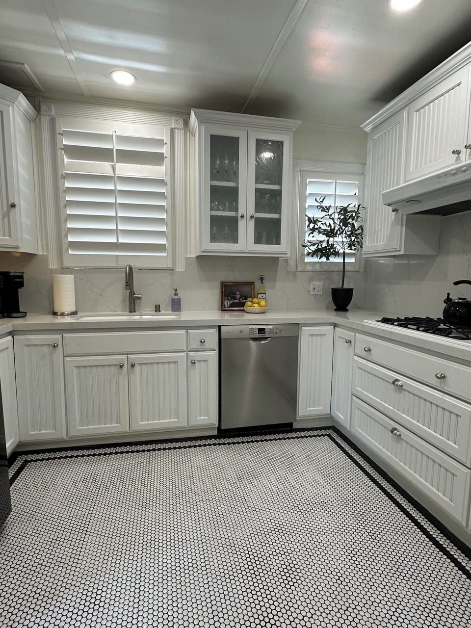 Prepare your gourmet recipes in the well-equipped kitchen.