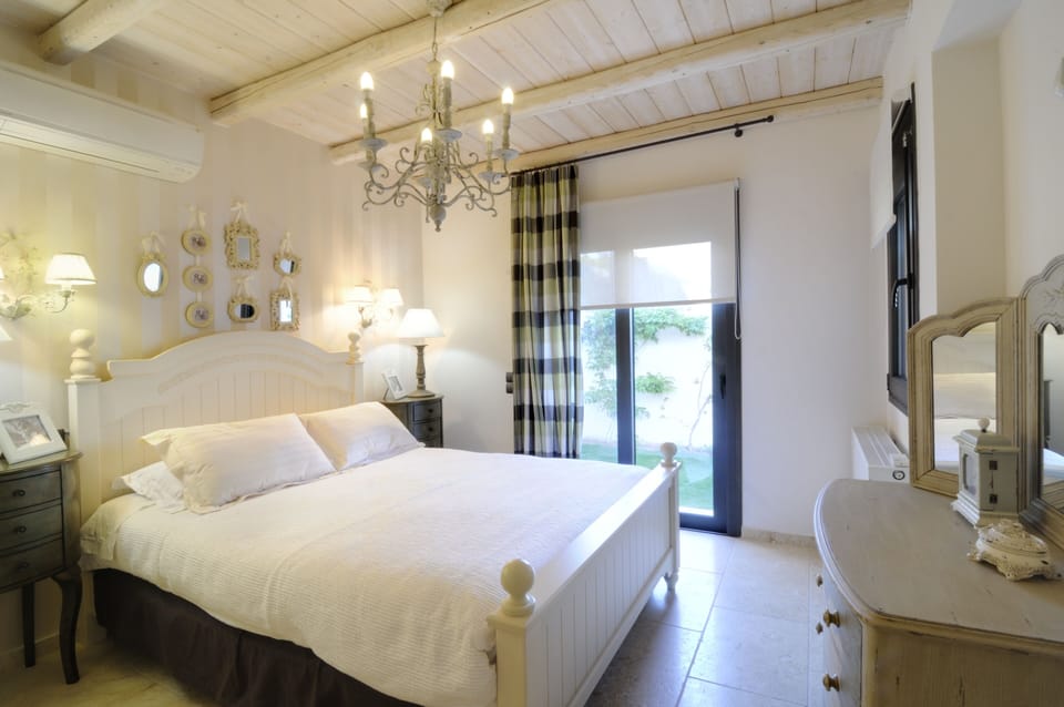 The ground floor bedroom.