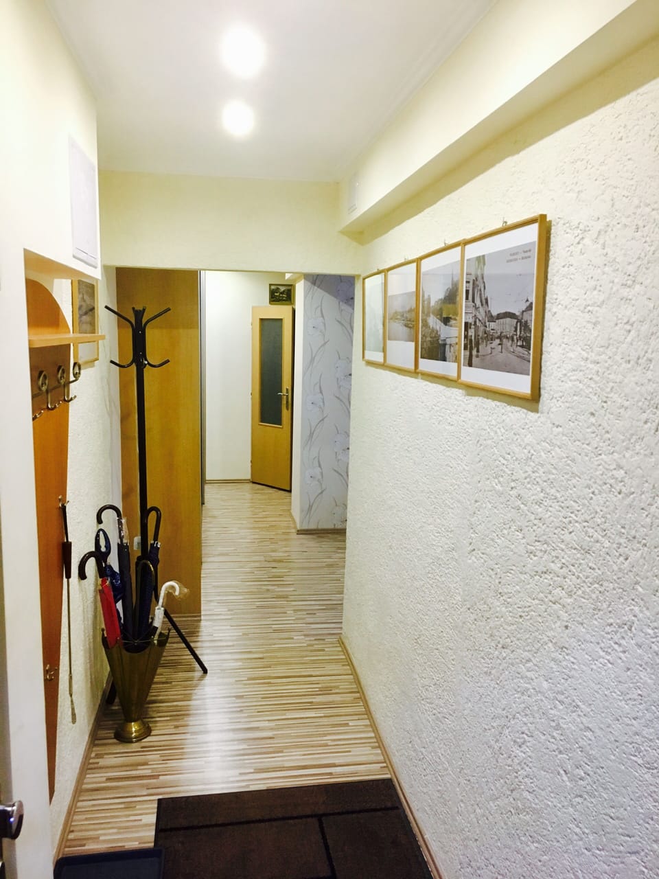 Charming entrance/hallway with a lot of space for shoes/jackets.
