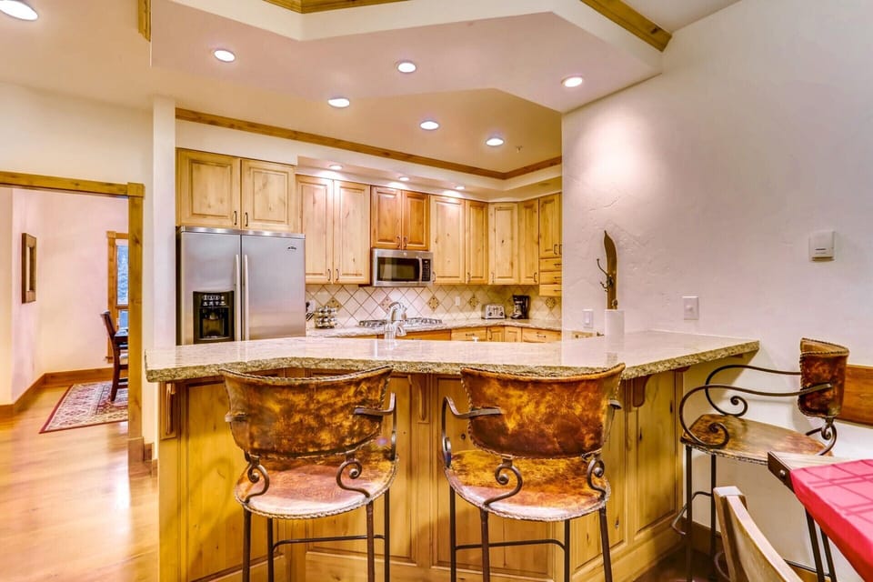 Kitchen, Bartop Seats Three