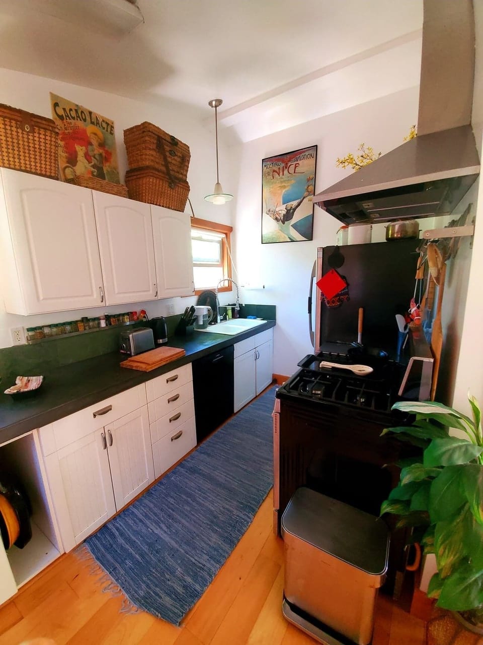 Well appointed kitchen with ample counter space & high quality appliances. 