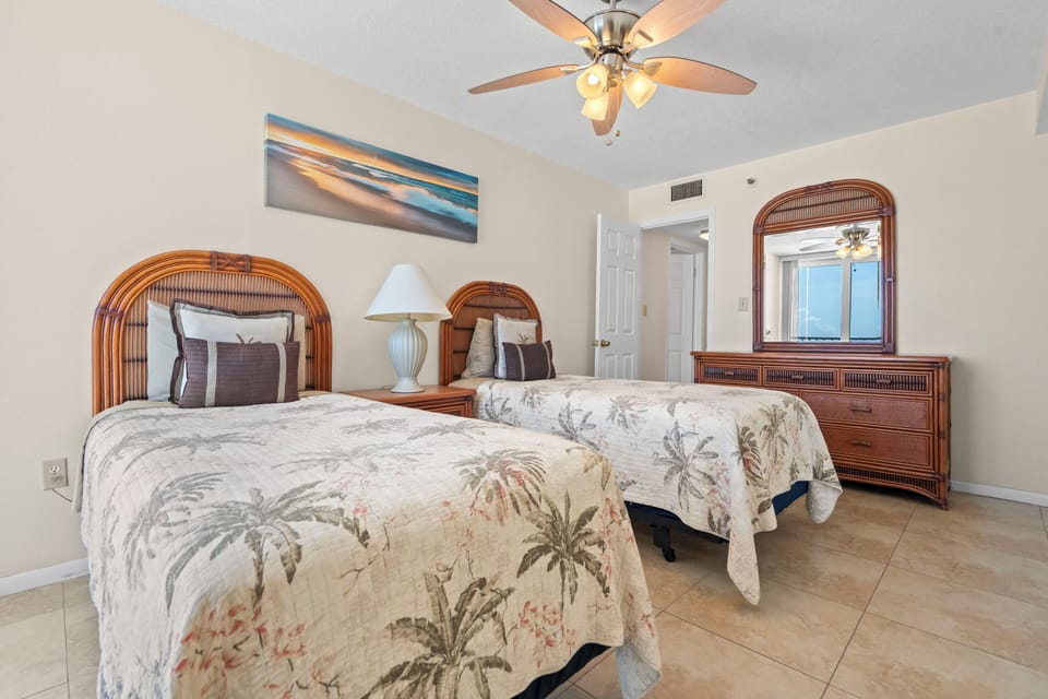 Guest bedroom with two twin beds for your comfort 