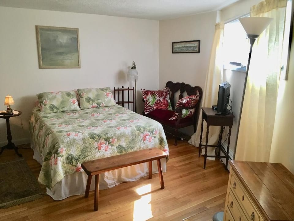 Queen bedroom.