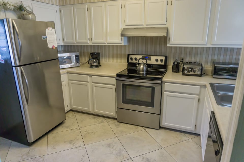 Full kitchen for your family needs + Full Size Washer Dryer across & not shared