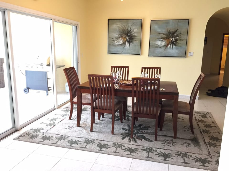Dining area, with balcony overlooking Chalk Sound
