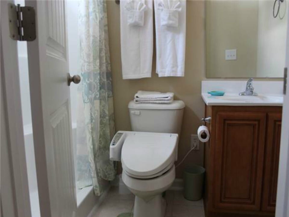 Full bathroom with a washing and heating device on the toilet