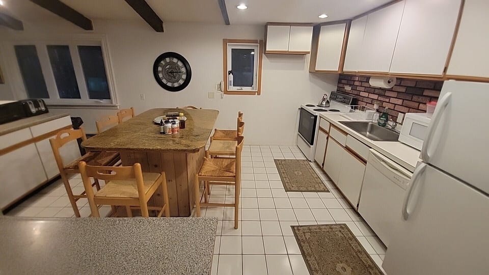 Granite Island Kitchen seats 11. Golf and ski retreat. Ski House Rental