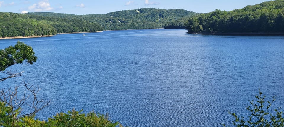 Summer and fall,  rent boats, kayaks and jet ski on the lake! Amazing fresh air!