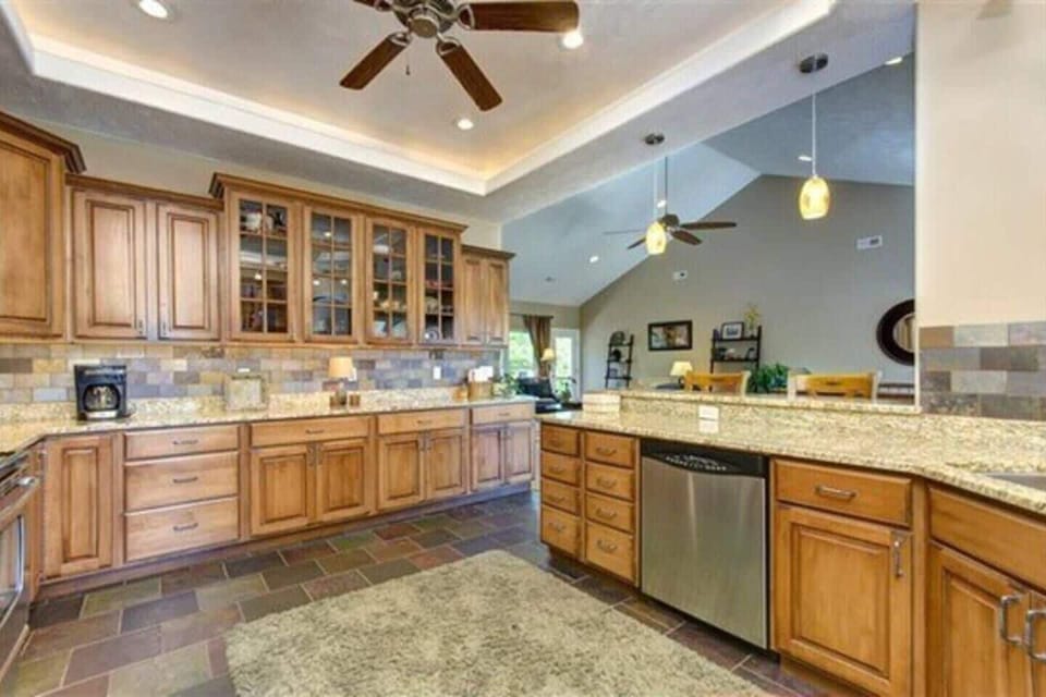 Super Open Kitchen with all you need to make a great meal!