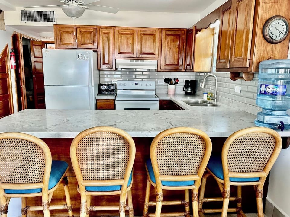 Full kitchen (no dishwasher) with counter seater.
