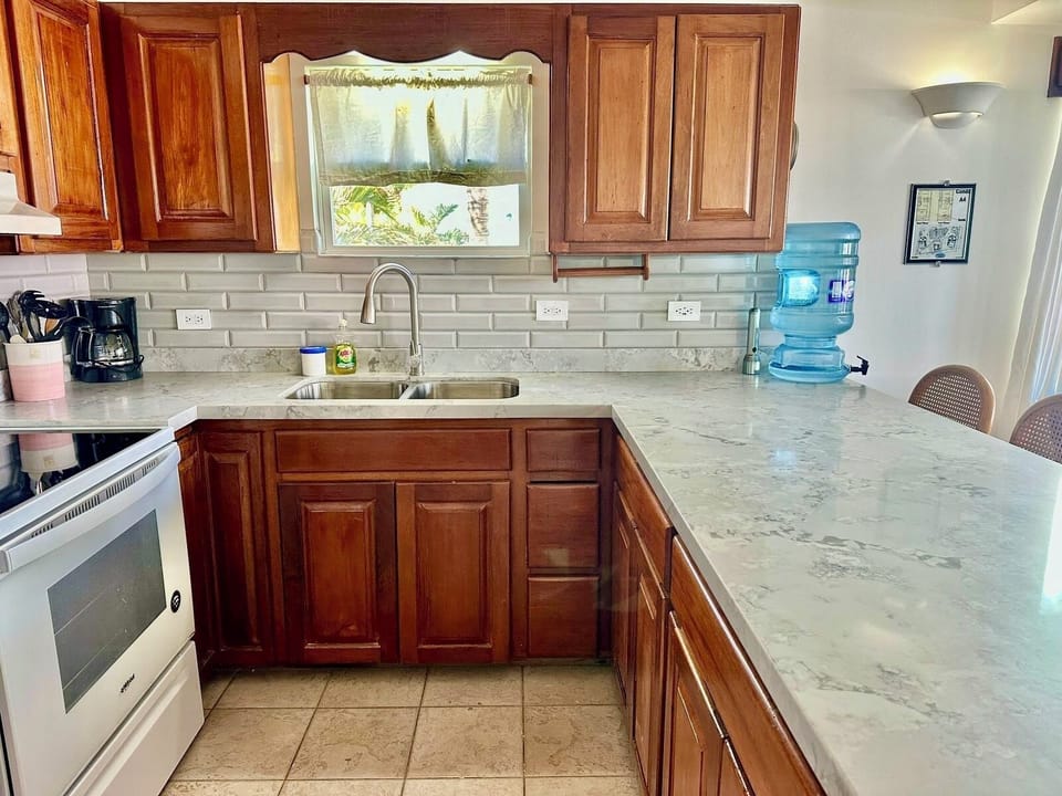 Full kitchen (no dishwasher) 
