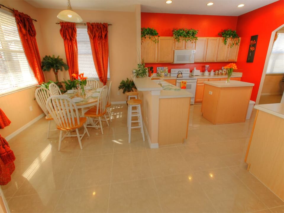 Fully equipped kitchen with breakfast nook