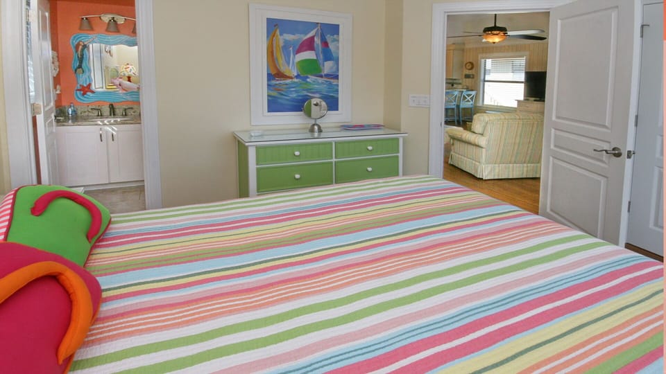 Bedroom 2, Queen Bed