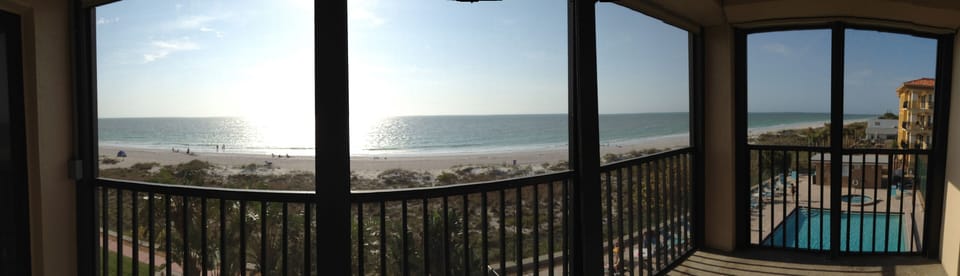 Wide view of the entire balcony