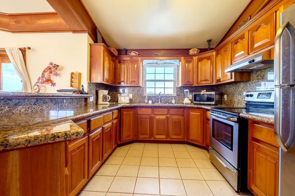 Fully equipped kitchen, granite counters, counter seating (no dishwasher)