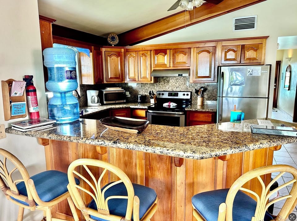 Full kitchen (no dishwasher)