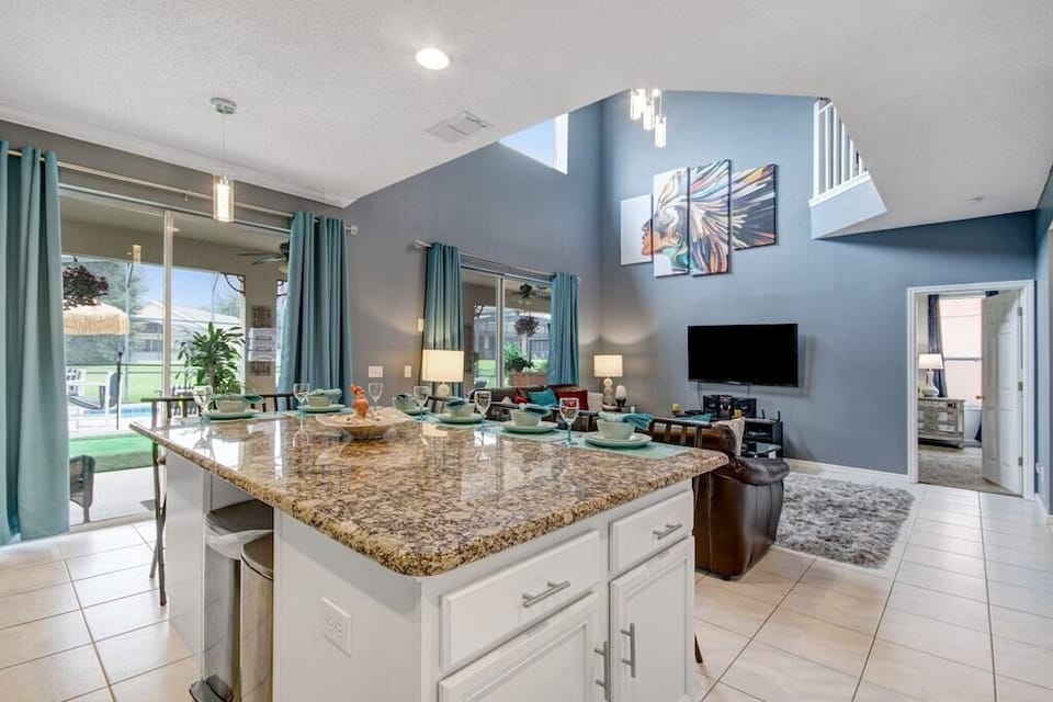 Eat in Kitchen with dining for 6
