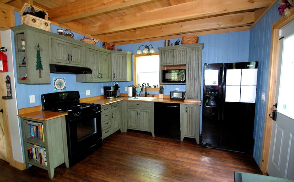 Fully stocked kitchen. Refrigerator with water/ice maker.