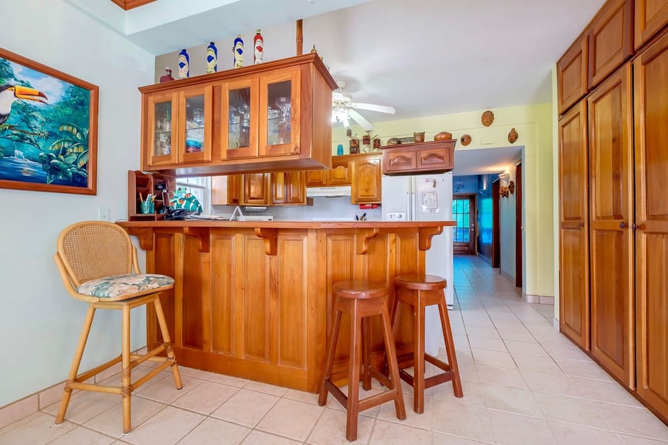Fully equipped kitchen with counter seating