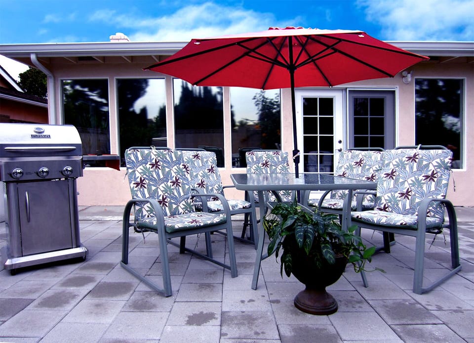 Super clean and cozy backyard w/spa/BBQ/20seats/deck chairs/swing chairs/toys