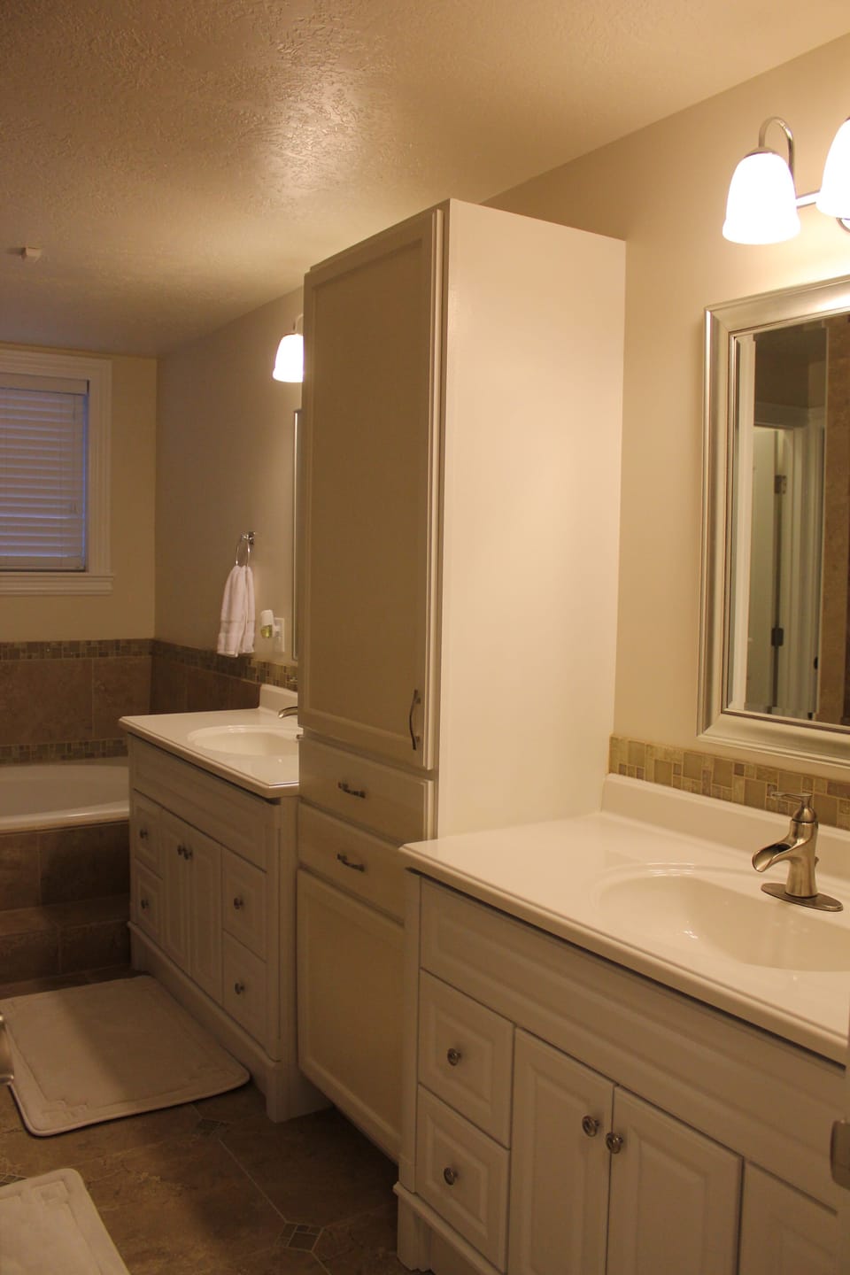Rest Room with 2 sinks and hot tub