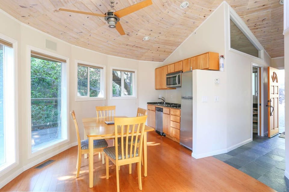 4 people can dine comfortably while gazing out to the bay and oak tree forest.