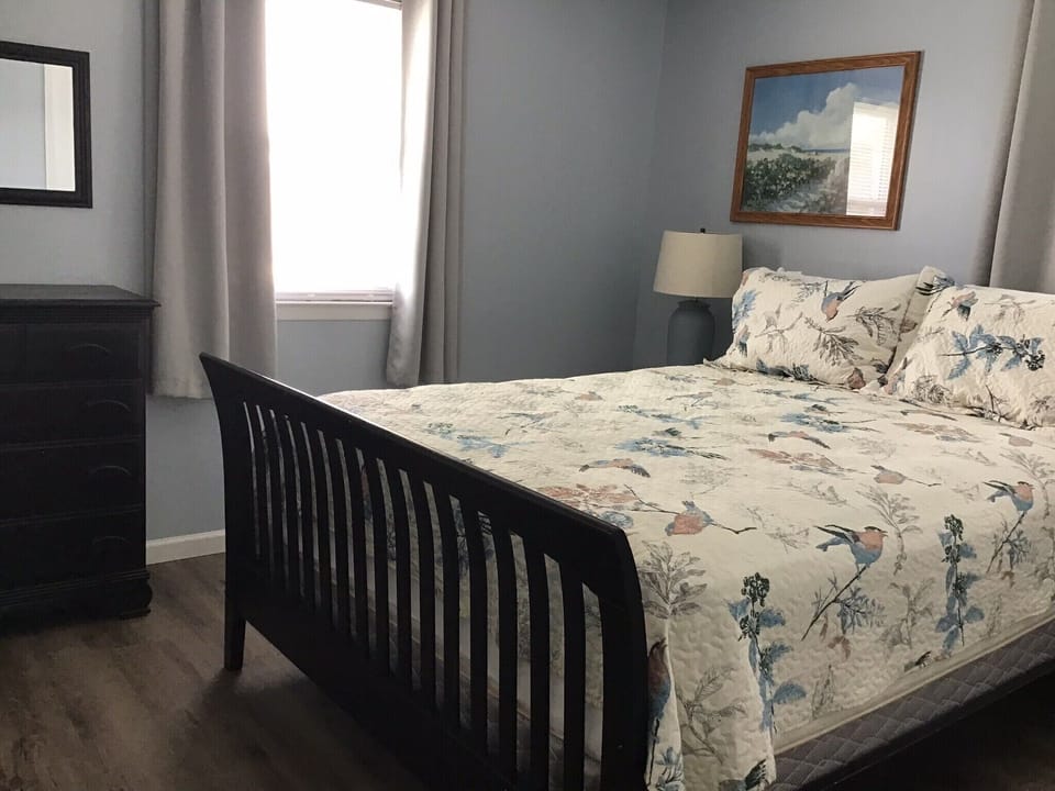 Bedroom #4- Queen sized bed 