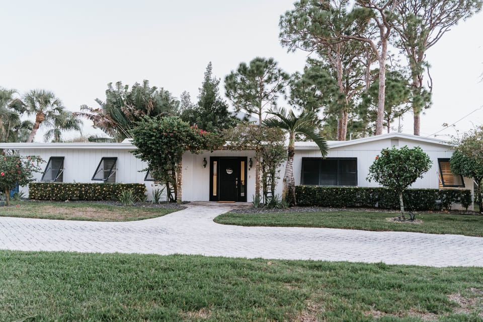 1500sq ft, 2 master suites, full kitchen, dining, living, laundry, private patio