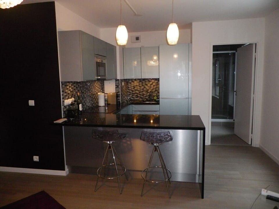 Open, Modern & Fully Equipped American Style Kitchen with Quartz Countertop
