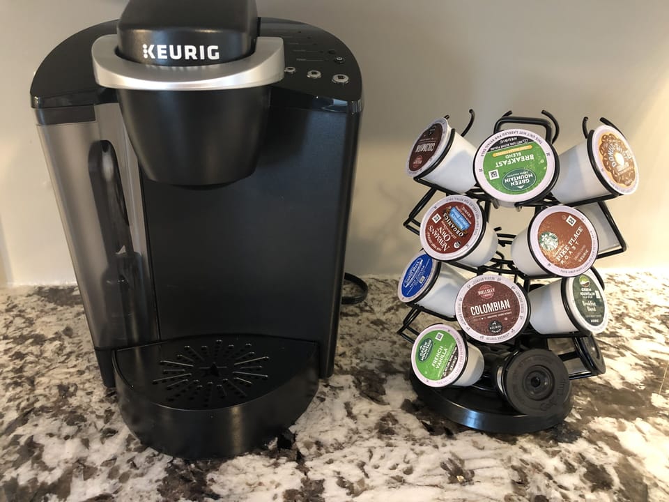 Keurig coffee pot with starter set of pods.