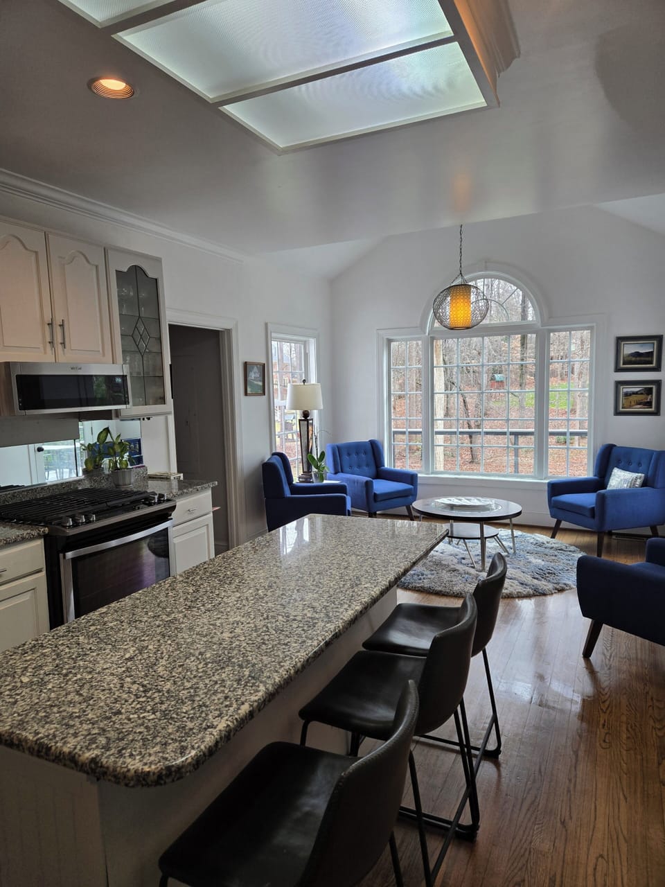 Open kitchen and conversation area