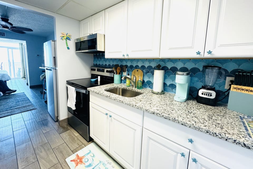 Extended full kitchen cabinets, granite countertops, stainless steel appliances