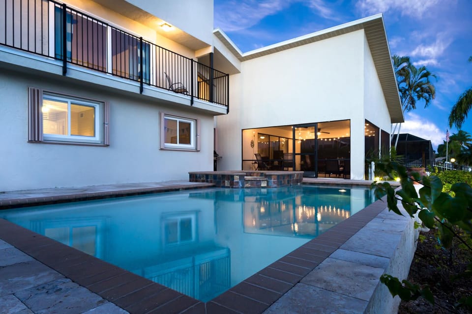 Vacanza Rentals - Villa Citrus pool area by night