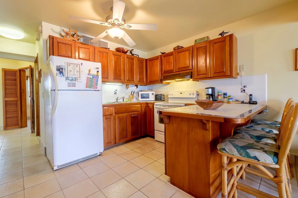 Fully equipped kitchen with counter seating